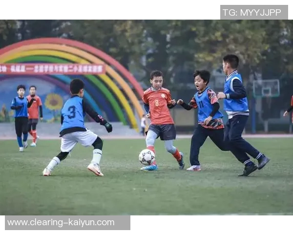 小朋友们在绿茵场上快乐踢足球的精彩瞬间图片分享